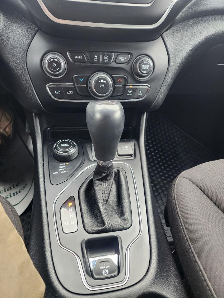 2020 Jeep Cherokee Sport l Clean Carfax l One Owner l AWD