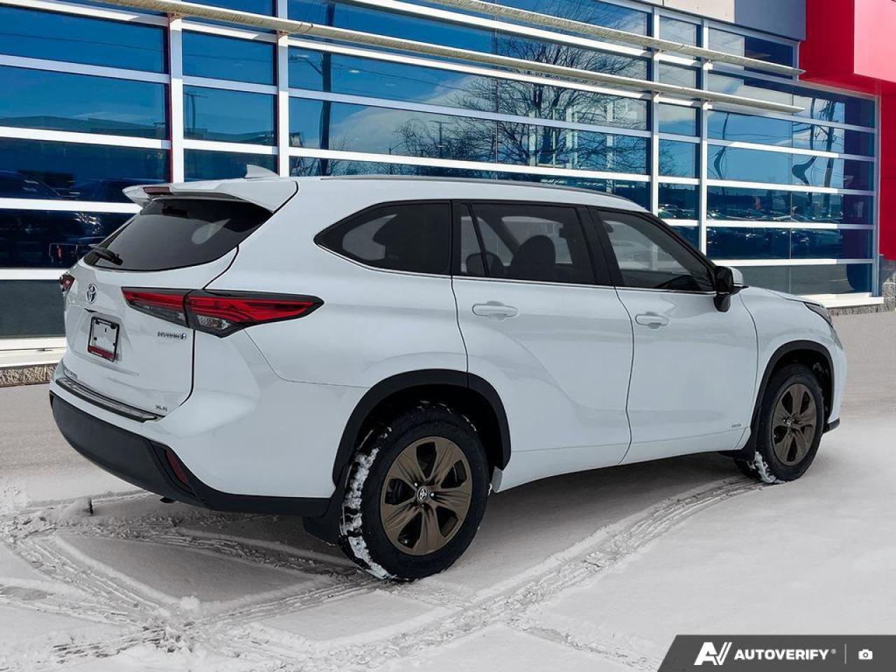2023 Toyota Highlander Hybrid XLE Bronze Edition | Adaptive Cruise | Sunroof | Apple CarPlay & Android Auto | New Tires | Photo4