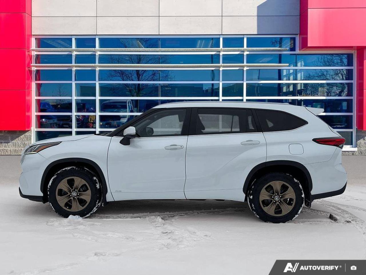 2023 Toyota Highlander Hybrid XLE Bronze Edition | Adaptive Cruise | Sunroof | Apple CarPlay & Android Auto | New Tires | Photo