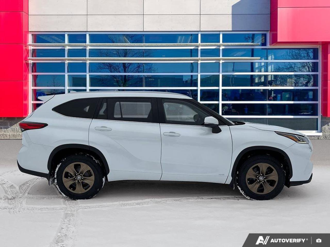 2023 Toyota Highlander Hybrid XLE Bronze Edition | Adaptive Cruise | Sunroof | Apple CarPlay & Android Auto | New Tires | Photo