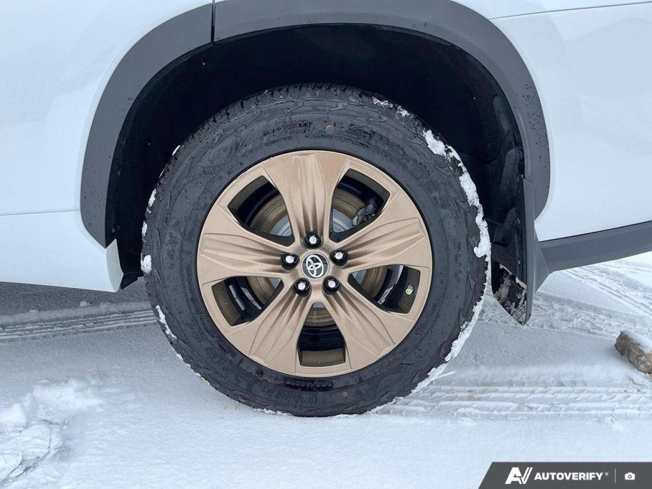 2023 Toyota Highlander Hybrid XLE Bronze Edition | Adaptive Cruise | Sunroof | Apple CarPlay & Android Auto | New Tires | Photo