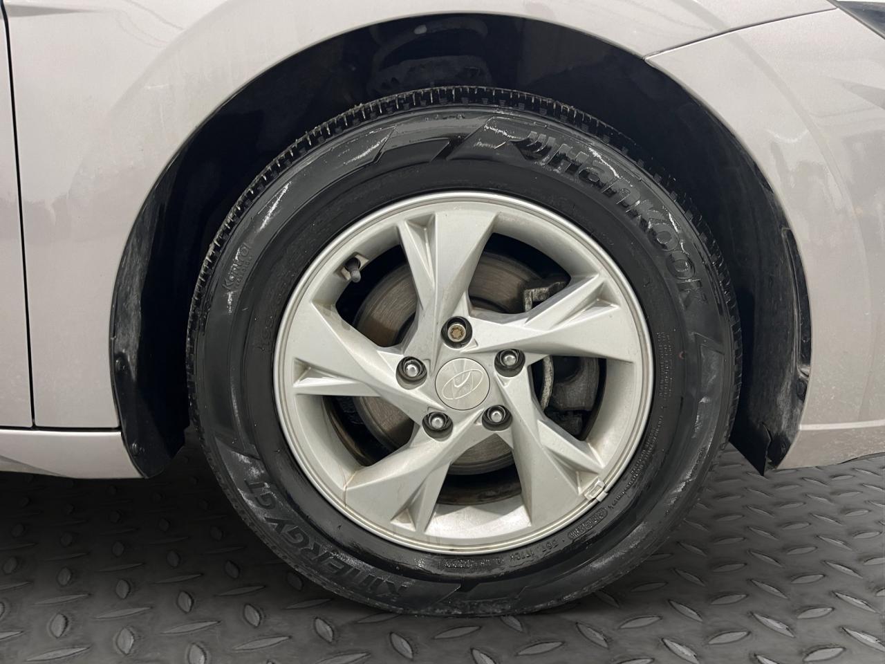 2023 Hyundai Elantra Essential | Reverse Cam | Heated Seats Photo