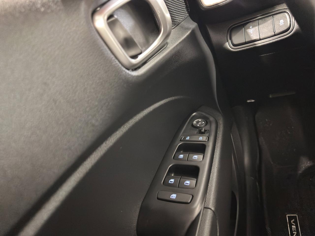 2024 Hyundai Venue Preferred | Reverse Cam | Heated Seats Photo