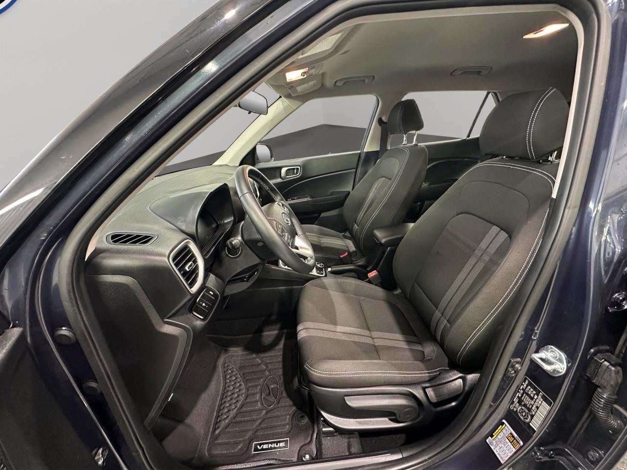 2024 Hyundai Venue Preferred | Reverse Cam | Heated Seats Photo