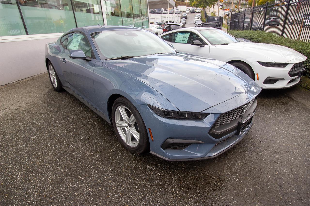 2026 Ford Mustang EcoBoost Fastback Photo3