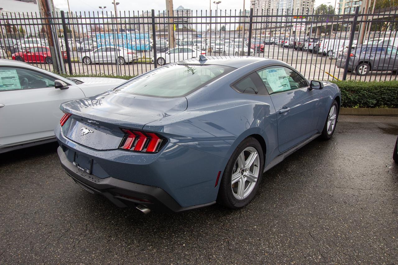 2026 Ford Mustang EcoBoost Fastback Photo4