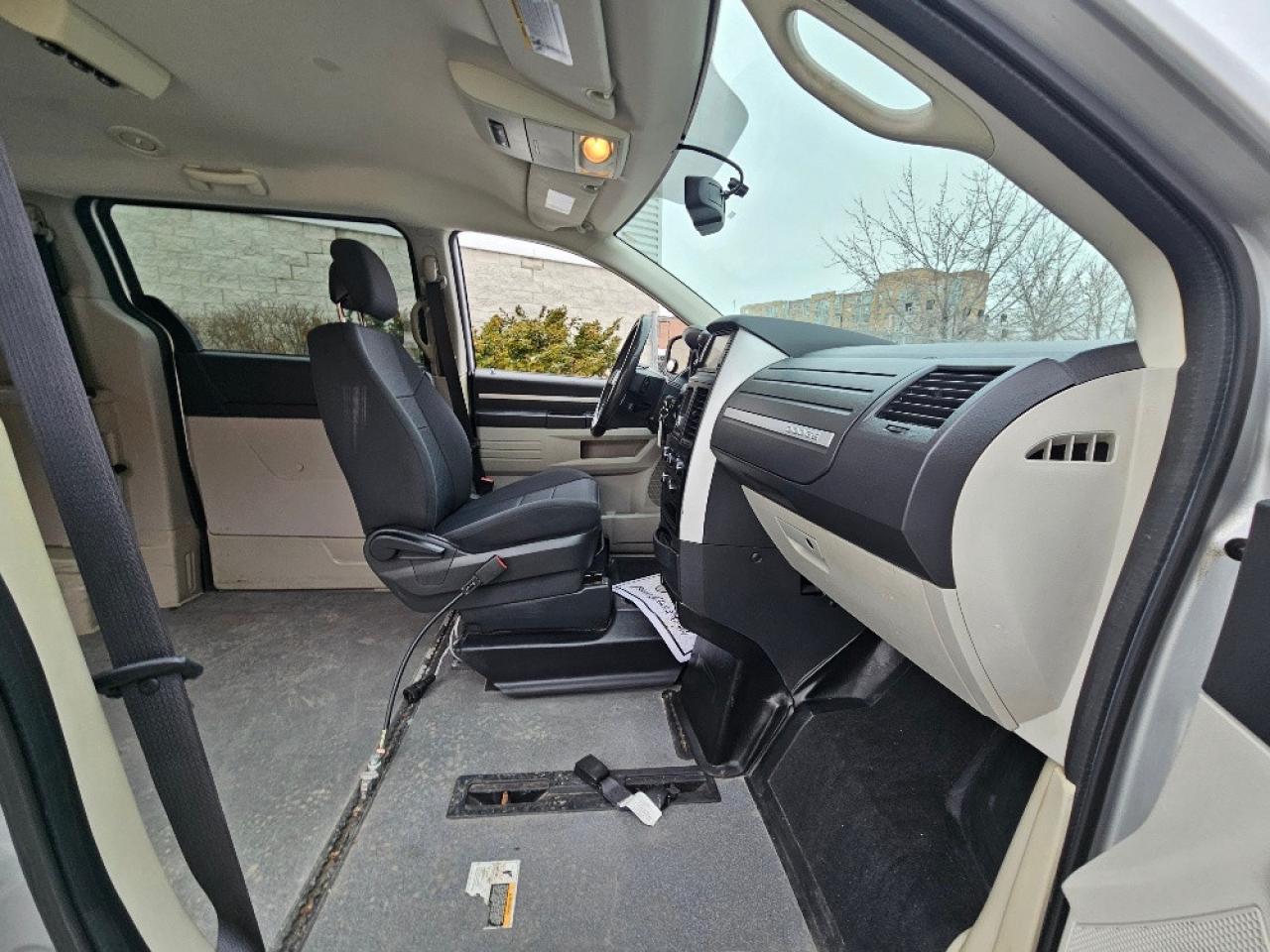 2010 Dodge Grand Caravan BRAUNABILITY WHEEL CHAIR ACCESSIBLE POWER LIFT Photo4