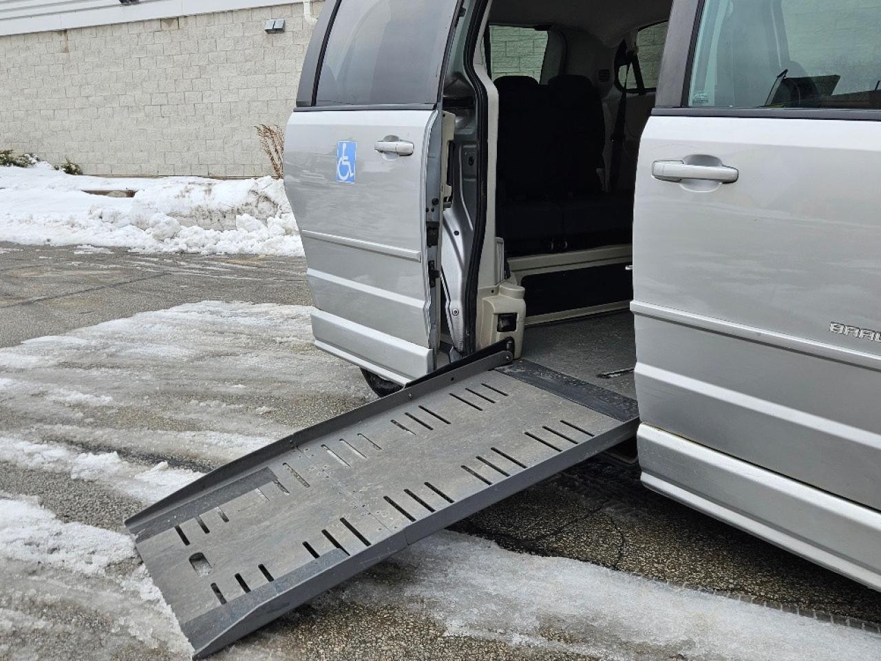 2010 Dodge Grand Caravan BRAUNABILITY WHEEL CHAIR ACCESSIBLE POWER LIFT Photo2