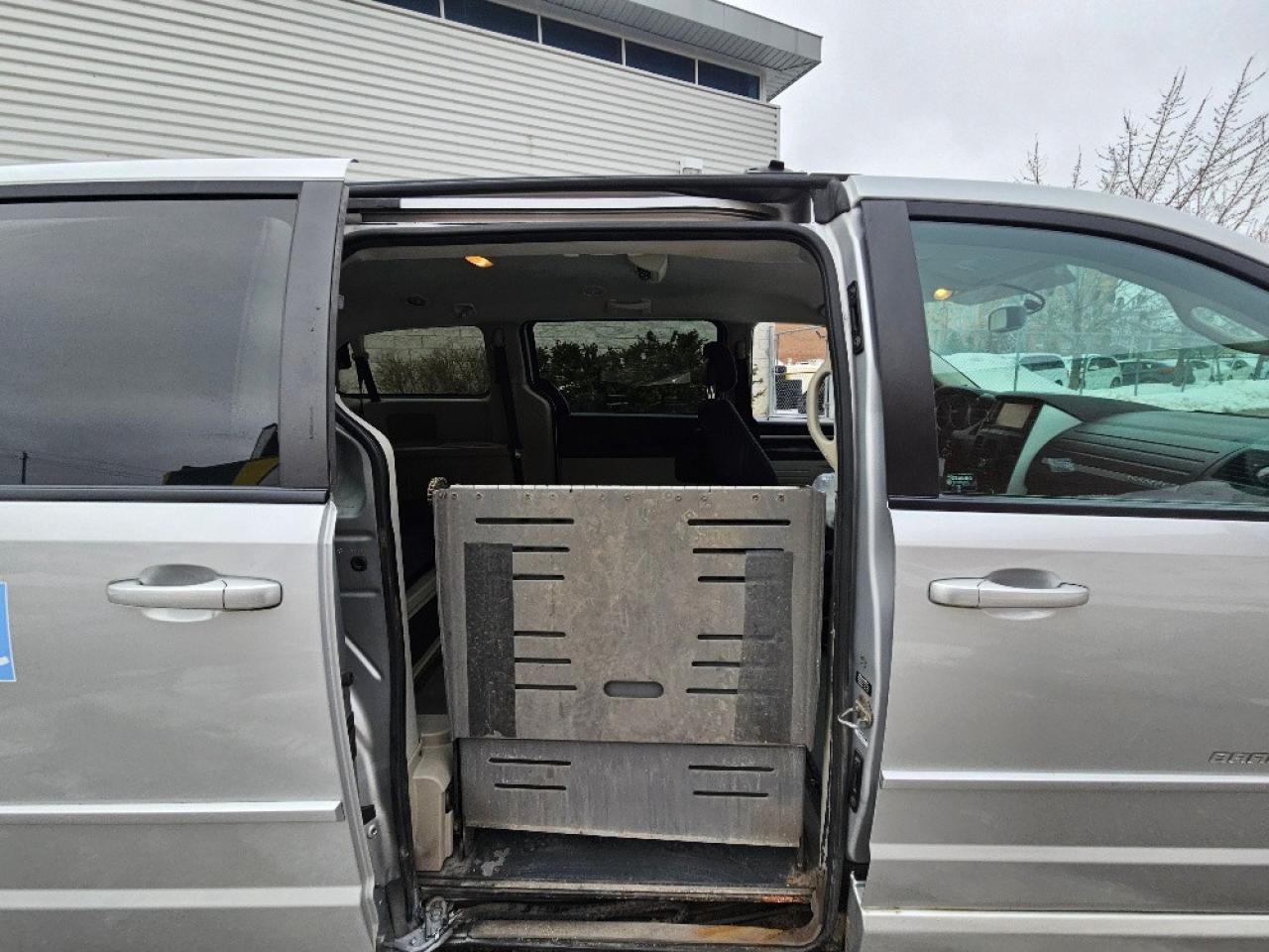 2010 Dodge Grand Caravan BRAUNABILITY WHEEL CHAIR ACCESSIBLE POWER LIFT Photo