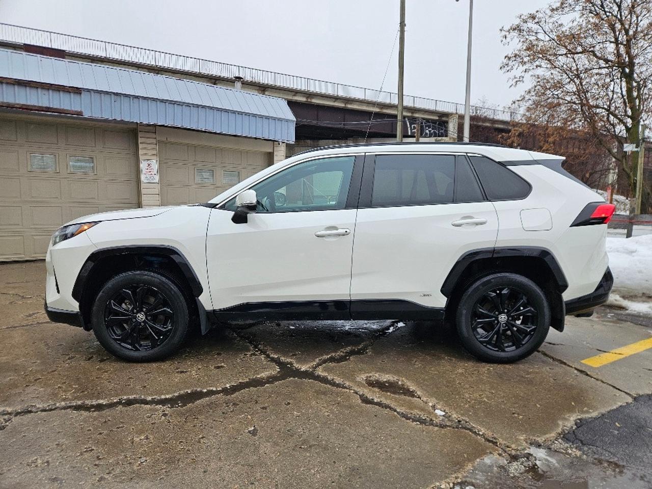 2022 Toyota RAV4 HYBRID SE AWD-SUNROOF-DRIVE ASSISTANCE Photo
