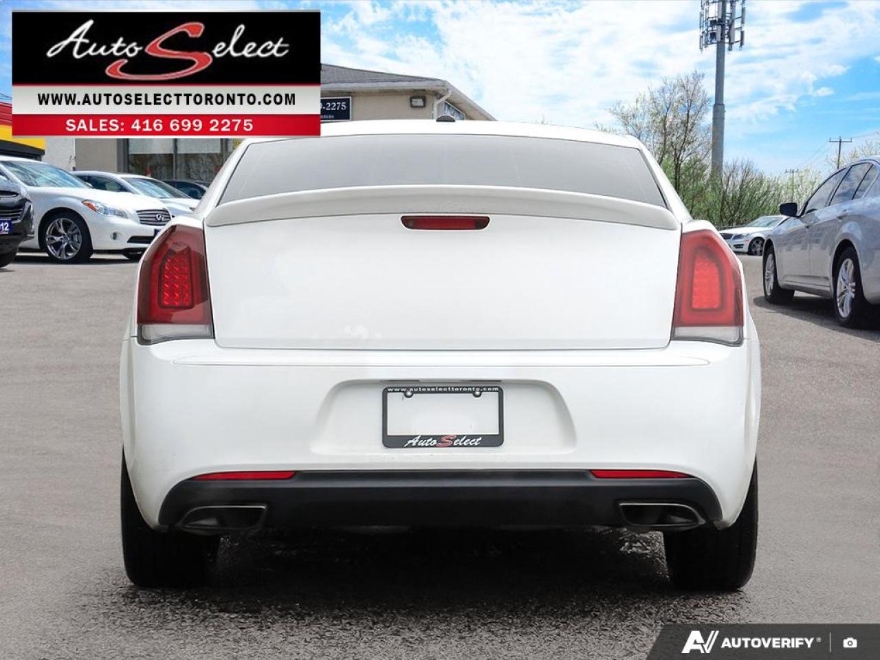 2017 Chrysler 300 Apple Carplay - Panoramic Sunroof - Clean Carfax Photo4