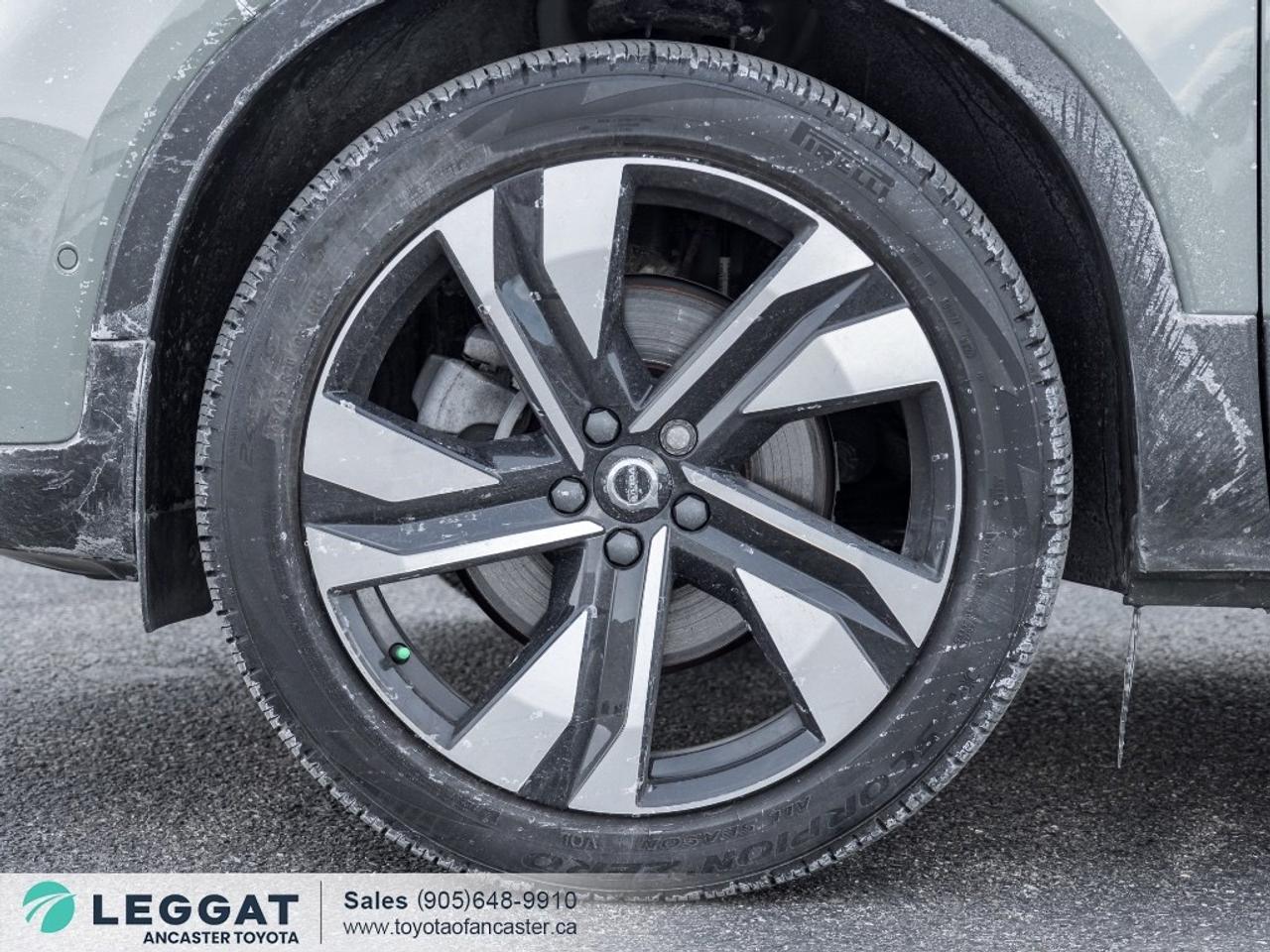 2025 Volvo XC40 B5 AWD Ultra Dark Theme Photo3