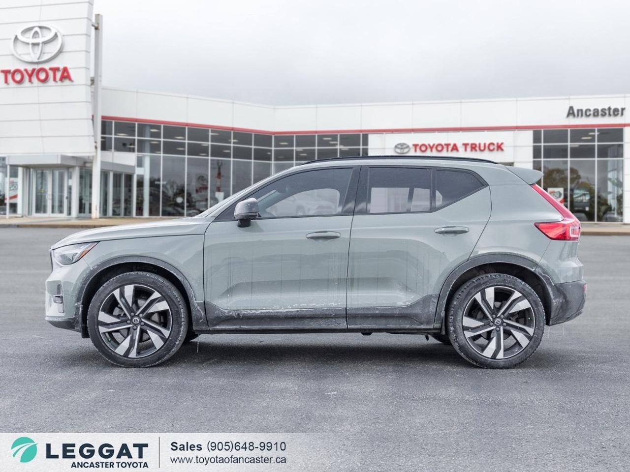 2025 Volvo XC40 B5 AWD Ultra Dark Theme Photo2