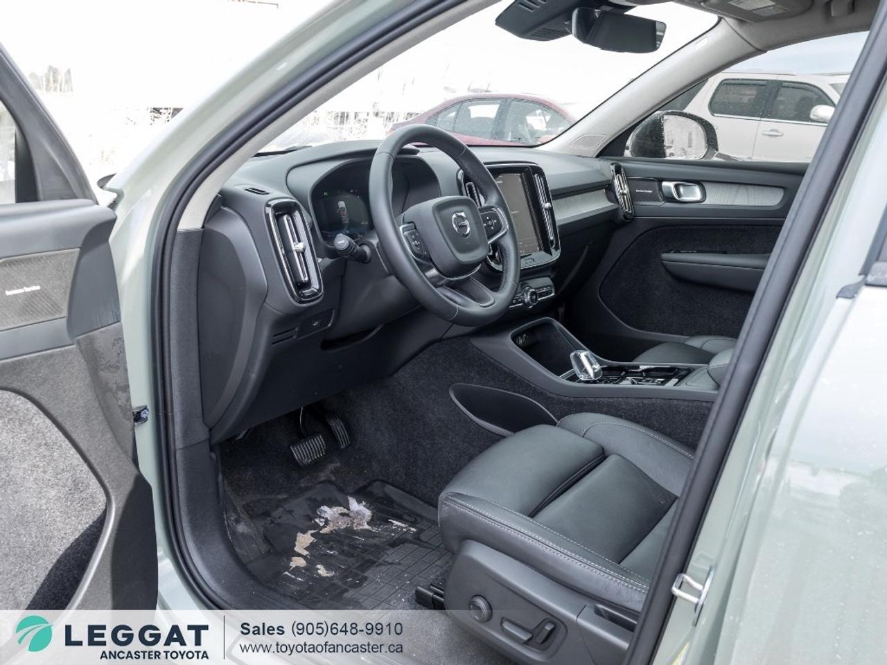 2025 Volvo XC40 B5 AWD Ultra Dark Theme Photo