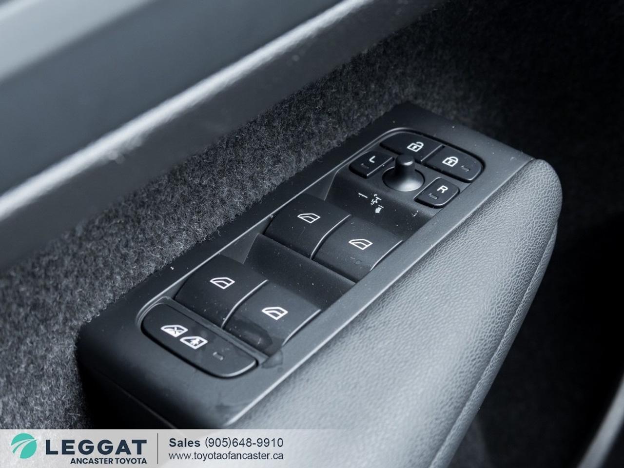 2025 Volvo XC40 B5 AWD Ultra Dark Theme Photo