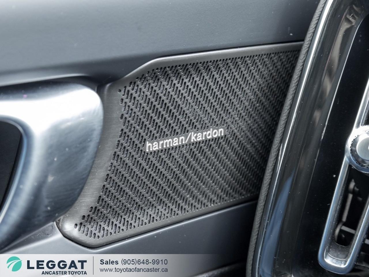 2025 Volvo XC40 B5 AWD Ultra Dark Theme Photo