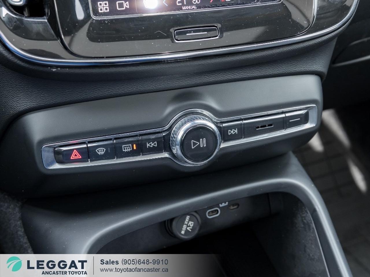 2025 Volvo XC40 B5 AWD Ultra Dark Theme Photo