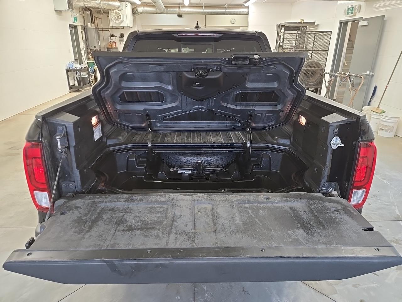 2022 Honda Ridgeline SPORT Photo3