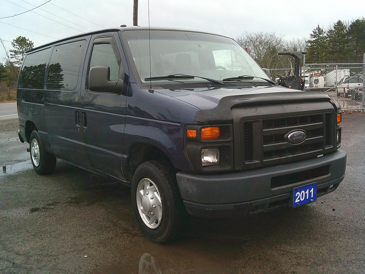 2011 Ford Club Wagon E-150 Passenger XL Photo3