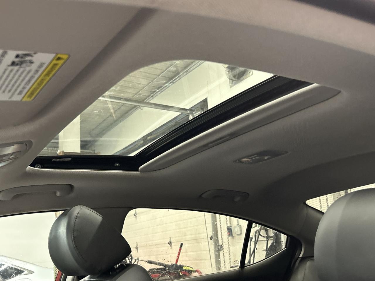 2019 Hyundai Elantra LUXURY | LOW KMS! |HTD LEATHER | SUNROOF | CARPLAY Photo