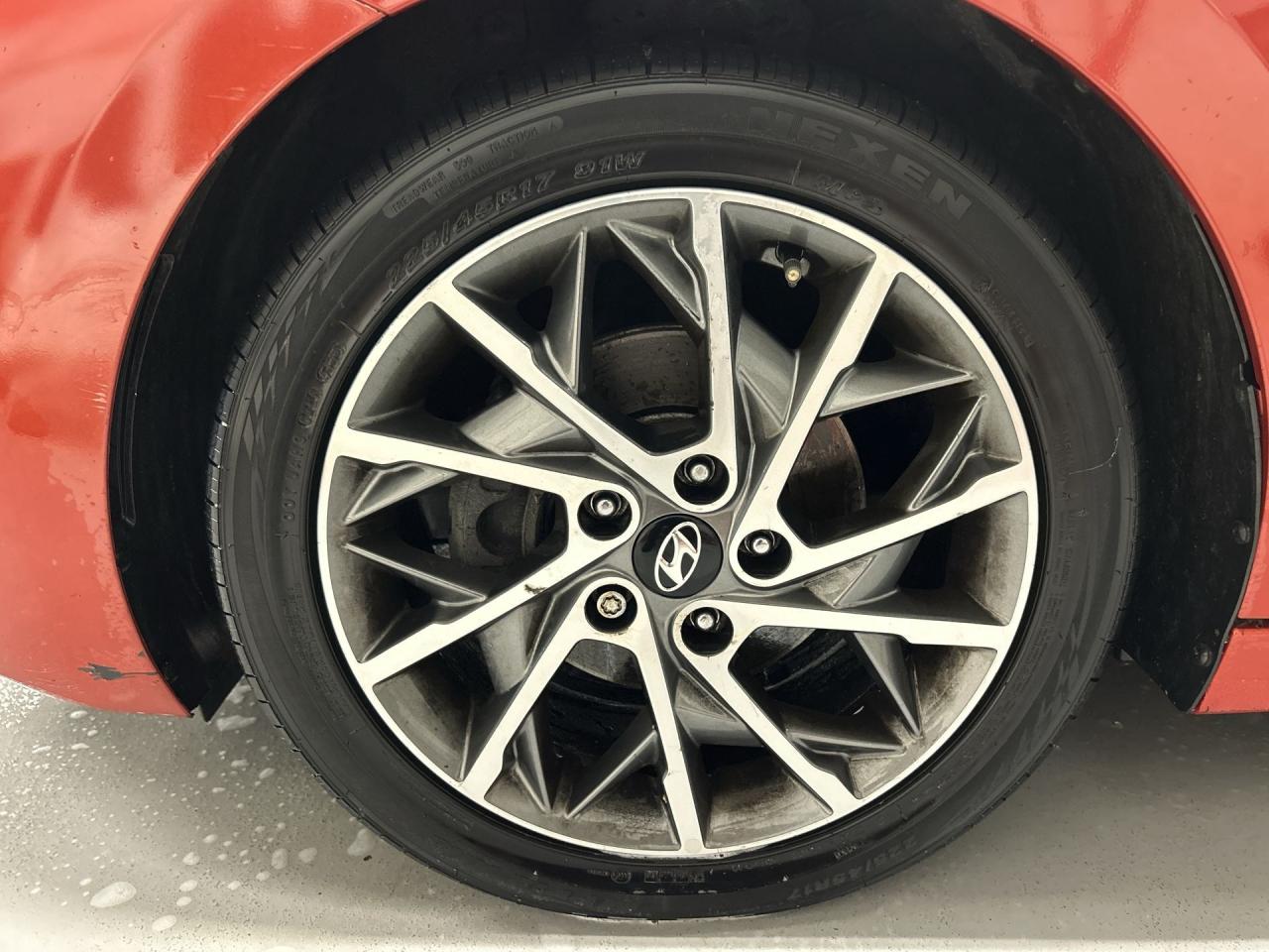 2019 Hyundai Elantra LUXURY | LOW KMS! |HTD LEATHER | SUNROOF | CARPLAY Photo3