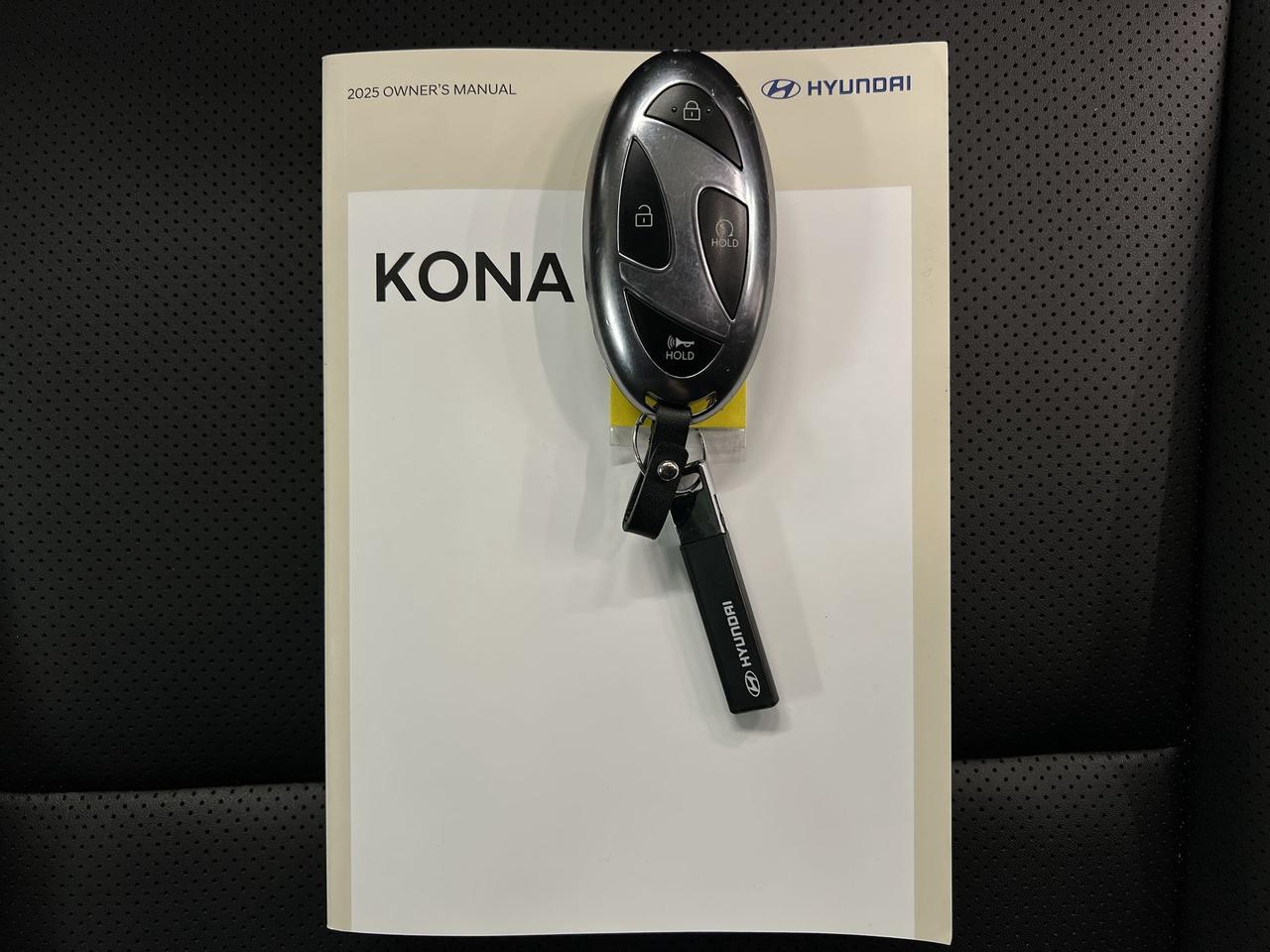 2025 Hyundai KONA TREND AWD |4,000KMS! | LEATHER | SUNROOF | CARPLAY Photo