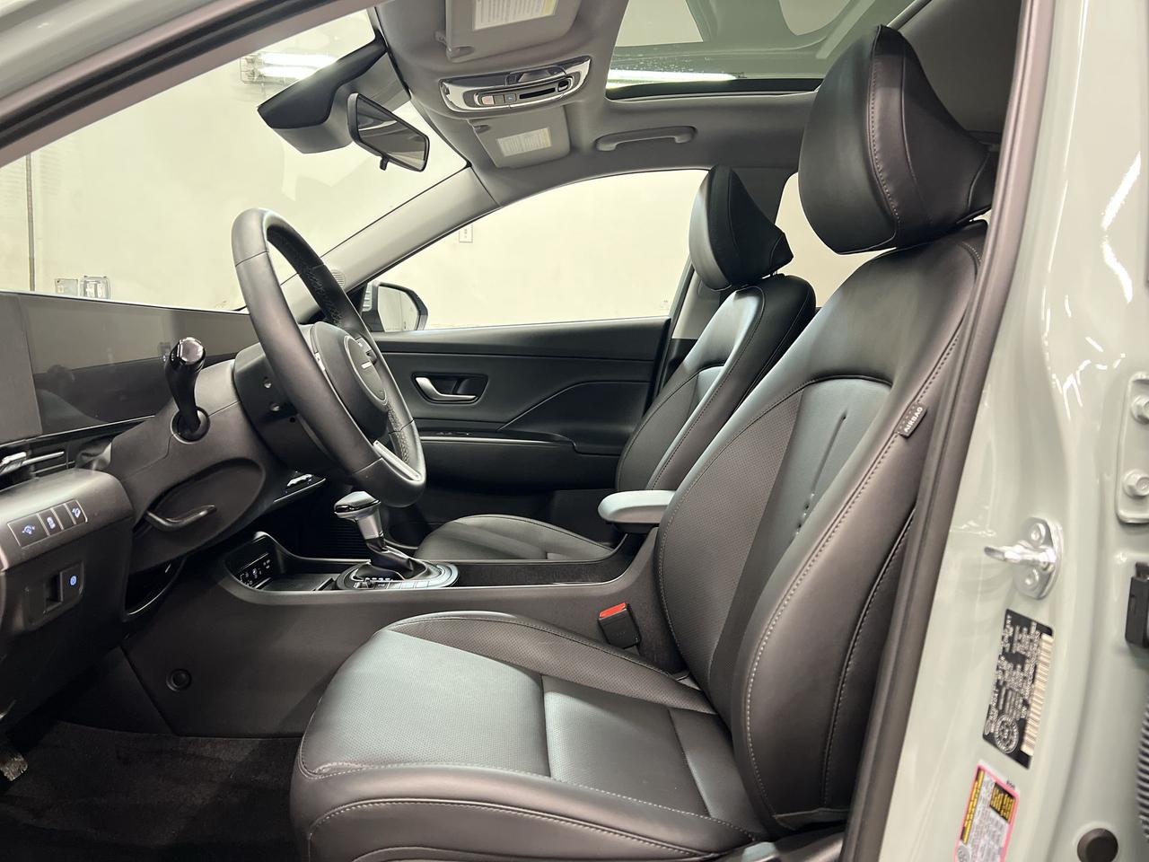 2025 Hyundai KONA TREND AWD |4,000KMS! | LEATHER | SUNROOF | CARPLAY Photo