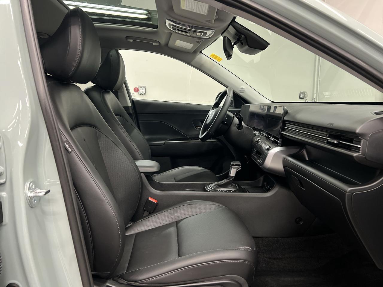 2025 Hyundai KONA TREND AWD |4,000KMS! | LEATHER | SUNROOF | CARPLAY Photo