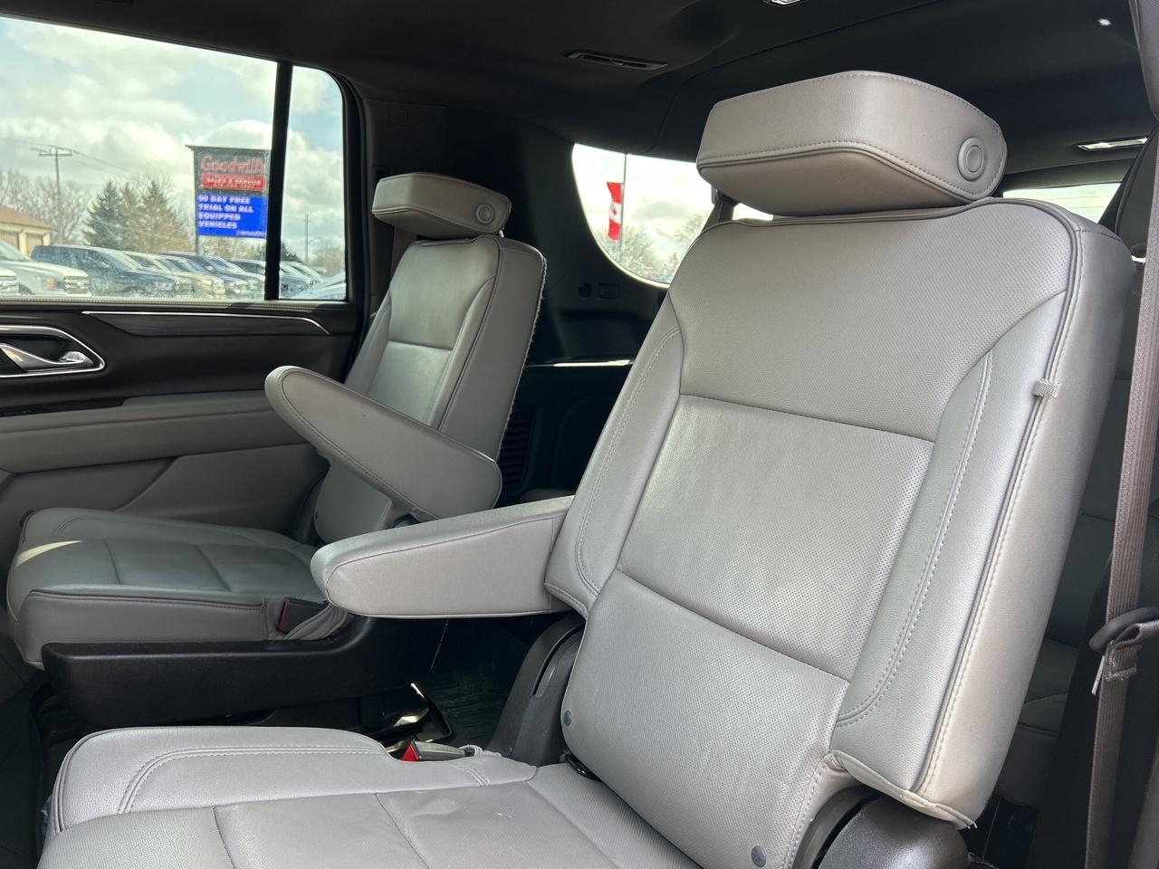 2023 GMC Yukon XL SLT, 7 PASS, SUNROOF, REMOTE START, LEATHER! - Photo #11