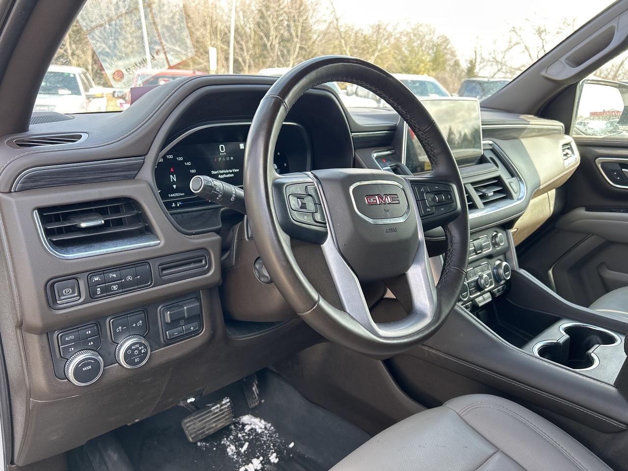 2023 GMC Yukon XL SLT, 7 PASS, SUNROOF, REMOTE START, LEATHER! Photo