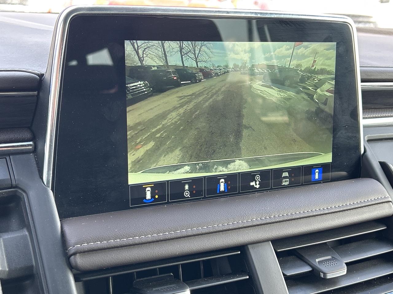 2023 GMC Yukon XL SLT, 7 PASS, SUNROOF, REMOTE START, LEATHER! Photo