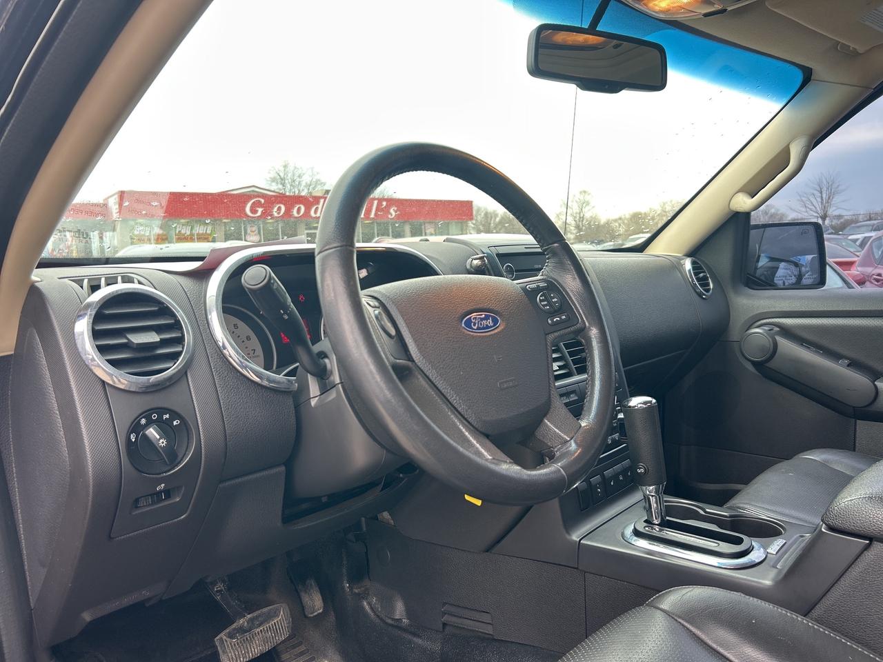 2010 Ford Explorer Sport Trac V8, ADRENALINE, SUNROOF, CLEAN CARFAX, LEATHER! Photo