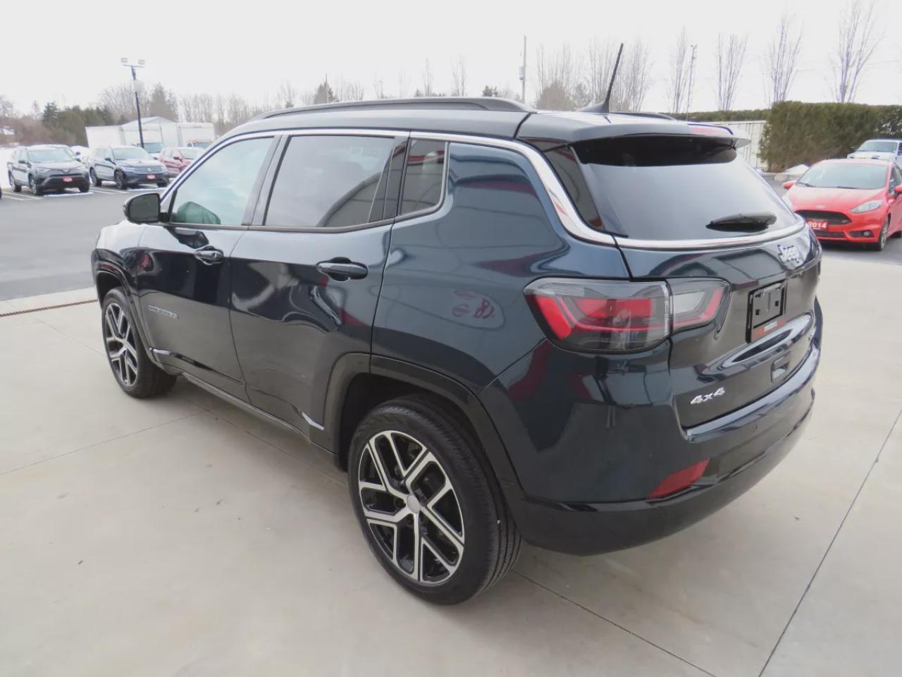 2024 Jeep Compass Limited (**LOW KM!!**ONE OWNER!!**CLEAN TITLE/NO ACCIDENTS!!**ALLOY RIMS**FOG LIGHTS**REMOTE START**LEATHER**NAVIGATION**BLIND SPOT MONITORING**POWER SEATS**360 DEGREE REVERSE CAMERA**PUSH BUTTON START**POWER TAILGATE**WIRELESS CHARGING**HEATED SEATS/STEE Photo2