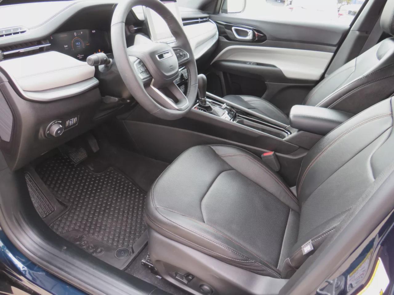 2024 Jeep Compass Limited (**LOW KM!!**ONE OWNER!!**CLEAN TITLE/NO ACCIDENTS!!**ALLOY RIMS**FOG LIGHTS**REMOTE START**LEATHER**NAVIGATION**BLIND SPOT MONITORING**POWER SEATS**360 DEGREE REVERSE CAMERA**PUSH BUTTON START**POWER TAILGATE**WIRELESS CHARGING**HEATED SEATS/STEE Photo