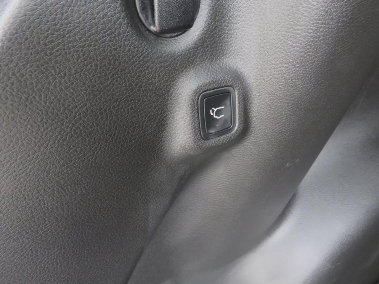 2024 Jeep Compass Limited (**LOW KM!!**ONE OWNER!!**CLEAN TITLE/NO ACCIDENTS!!**ALLOY RIMS**FOG LIGHTS**REMOTE START**LEATHER**NAVIGATION**BLIND SPOT MONITORING**POWER SEATS**360 DEGREE REVERSE CAMERA**PUSH BUTTON START**POWER TAILGATE**WIRELESS CHARGING**HEATED SEATS/STEE Photo