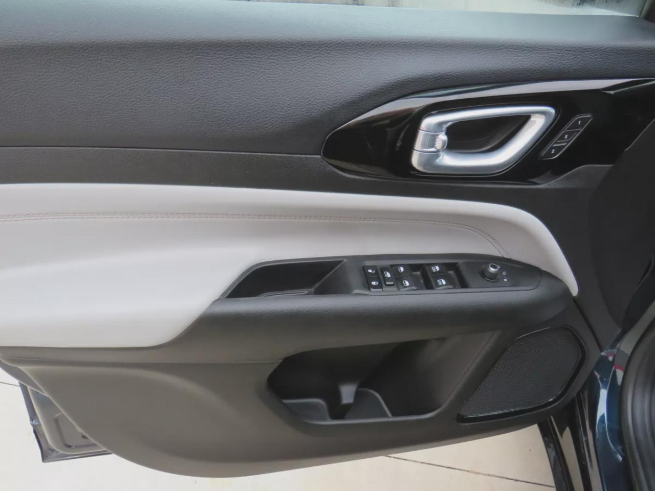 2024 Jeep Compass Limited (**LOW KM!!**ONE OWNER!!**CLEAN TITLE/NO ACCIDENTS!!**ALLOY RIMS**FOG LIGHTS**REMOTE START**LEATHER**NAVIGATION**BLIND SPOT MONITORING**POWER SEATS**360 DEGREE REVERSE CAMERA**PUSH BUTTON START**POWER TAILGATE**WIRELESS CHARGING**HEATED SEATS/STEE Photo