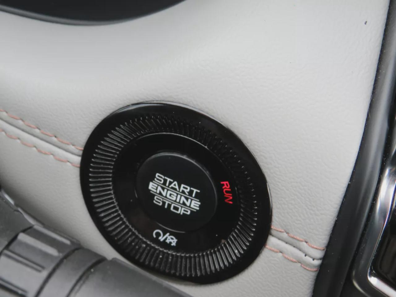 2024 Jeep Compass Limited (**LOW KM!!**ONE OWNER!!**CLEAN TITLE/NO ACCIDENTS!!**ALLOY RIMS**FOG LIGHTS**REMOTE START**LEATHER**NAVIGATION**BLIND SPOT MONITORING**POWER SEATS**360 DEGREE REVERSE CAMERA**PUSH BUTTON START**POWER TAILGATE**WIRELESS CHARGING**HEATED SEATS/STEE Photo