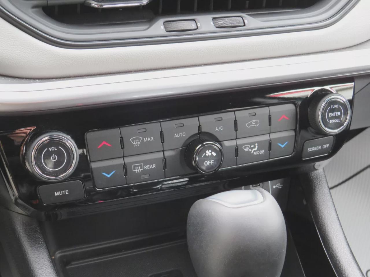 2024 Jeep Compass Limited (**LOW KM!!**ONE OWNER!!**CLEAN TITLE/NO ACCIDENTS!!**ALLOY RIMS**FOG LIGHTS**REMOTE START**LEATHER**NAVIGATION**BLIND SPOT MONITORING**POWER SEATS**360 DEGREE REVERSE CAMERA**PUSH BUTTON START**POWER TAILGATE**WIRELESS CHARGING**HEATED SEATS/STEE Photo