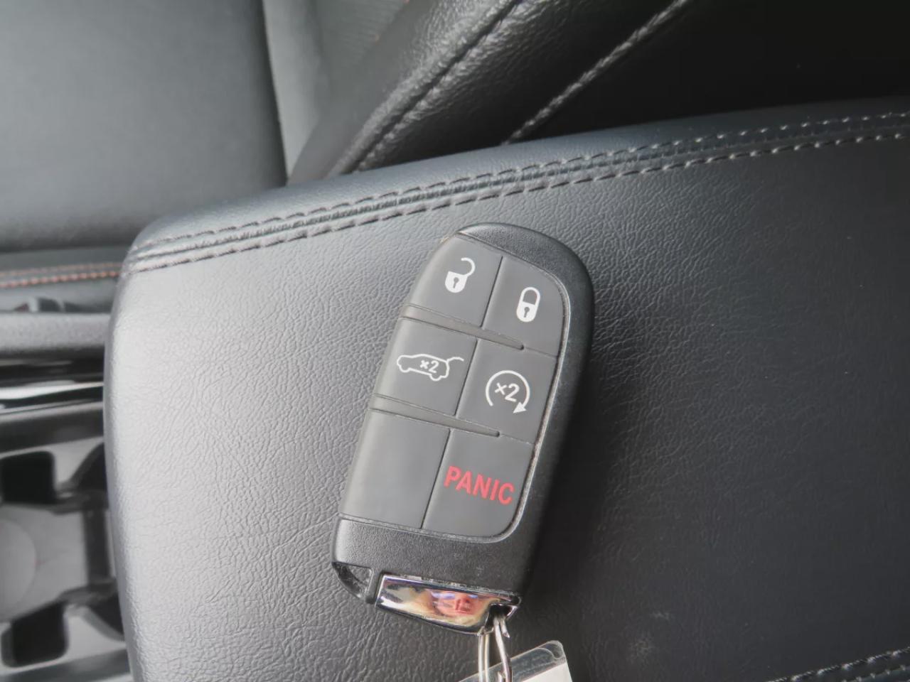 2024 Jeep Compass Limited (**LOW KM!!**ONE OWNER!!**CLEAN TITLE/NO ACCIDENTS!!**ALLOY RIMS**FOG LIGHTS**REMOTE START**LEATHER**NAVIGATION**BLIND SPOT MONITORING**POWER SEATS**360 DEGREE REVERSE CAMERA**PUSH BUTTON START**POWER TAILGATE**WIRELESS CHARGING**HEATED SEATS/STEE Photo