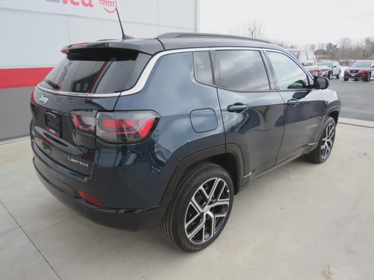 2024 Jeep Compass Limited (**LOW KM!!**ONE OWNER!!**CLEAN TITLE/NO ACCIDENTS!!**ALLOY RIMS**FOG LIGHTS**REMOTE START**LEATHER**NAVIGATION**BLIND SPOT MONITORING**POWER SEATS**360 DEGREE REVERSE CAMERA**PUSH BUTTON START**POWER TAILGATE**WIRELESS CHARGING**HEATED SEATS/STEE Photo