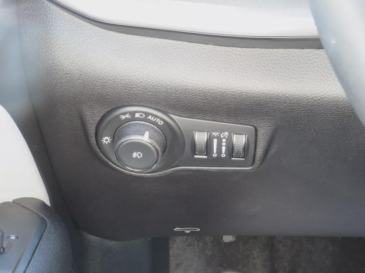 2024 Jeep Compass Limited  | Low Km | Clean Title | No Accidents | Alloy Rims | Fog Lights | Remote Start | Leather | Navigation | Blind Spot Monitoring | Power Seats | 360 Degree Reverse Camera | Push Button Start | Power Tailgate | Wireless Charging | Heated Seats Photo