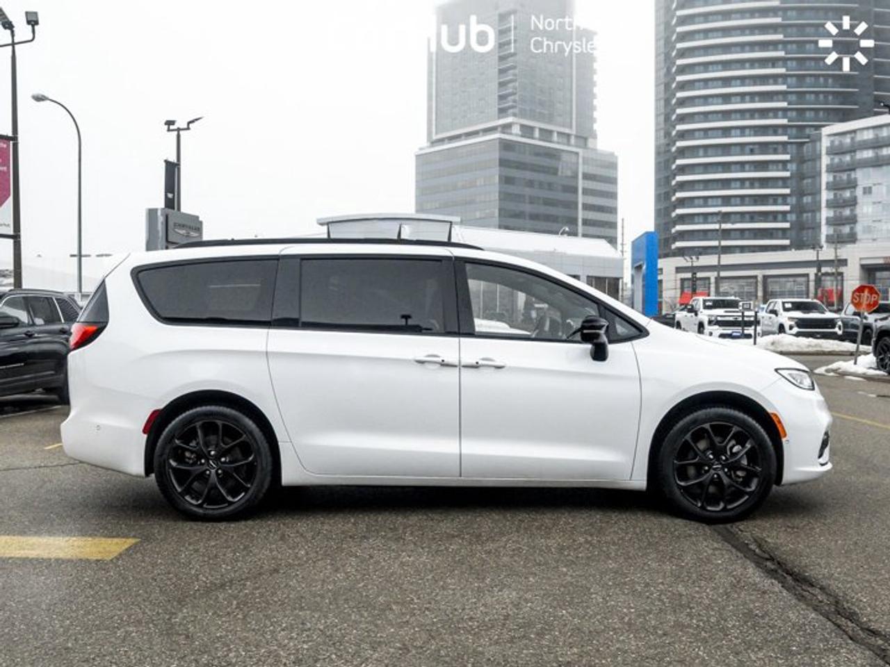 2024 Chrysler Pacifica Limited AWD S Appearance Package Uconnect Theater Family Group Photo