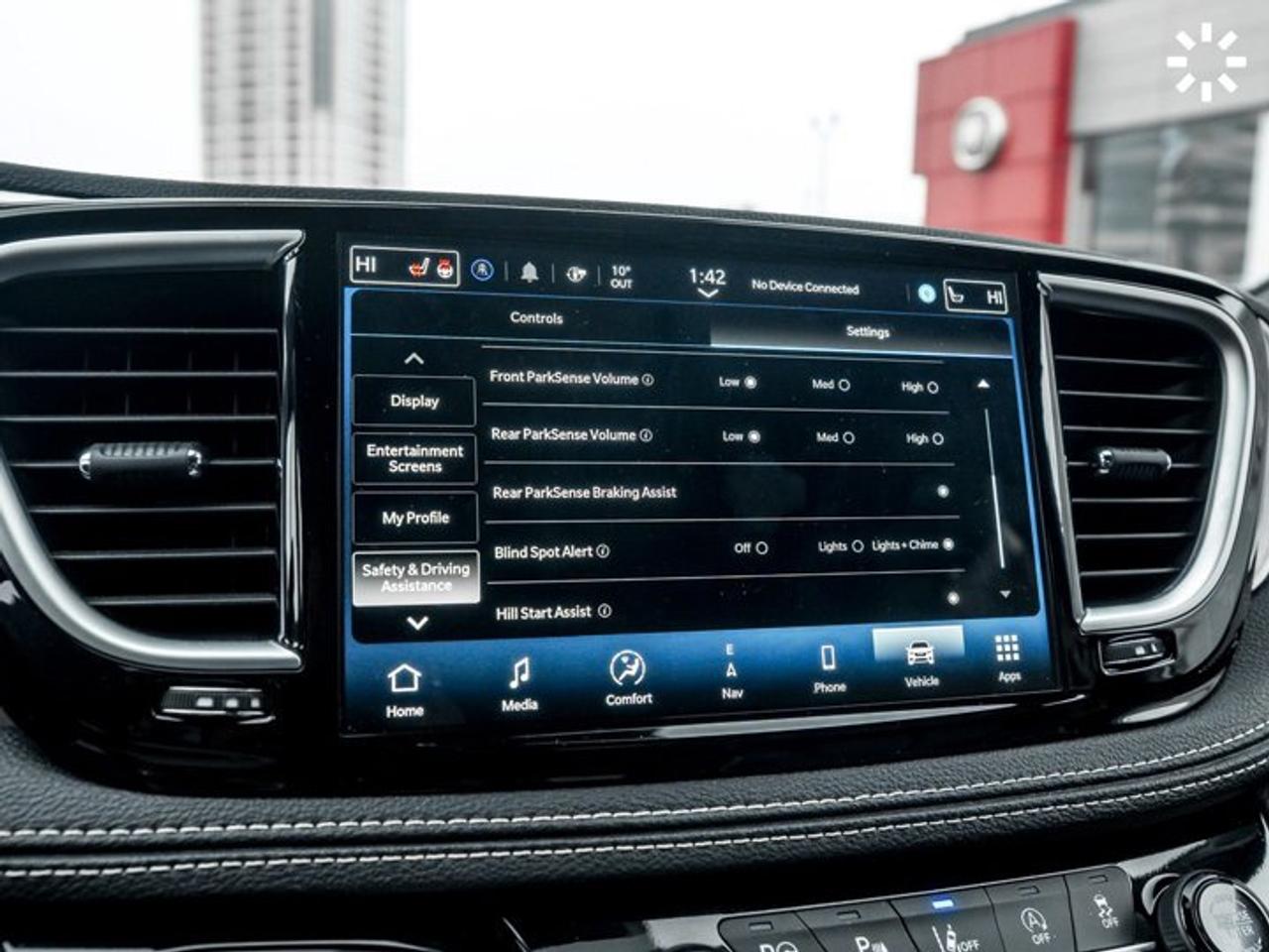 2024 Chrysler Pacifica Limited AWD S Appearance Package Uconnect Theater Family Group Photo