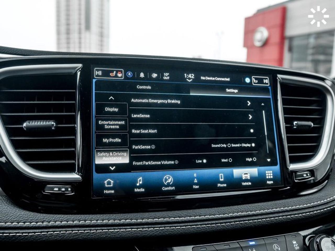 2024 Chrysler Pacifica Limited AWD S Appearance Package Uconnect Theater Family Group Photo