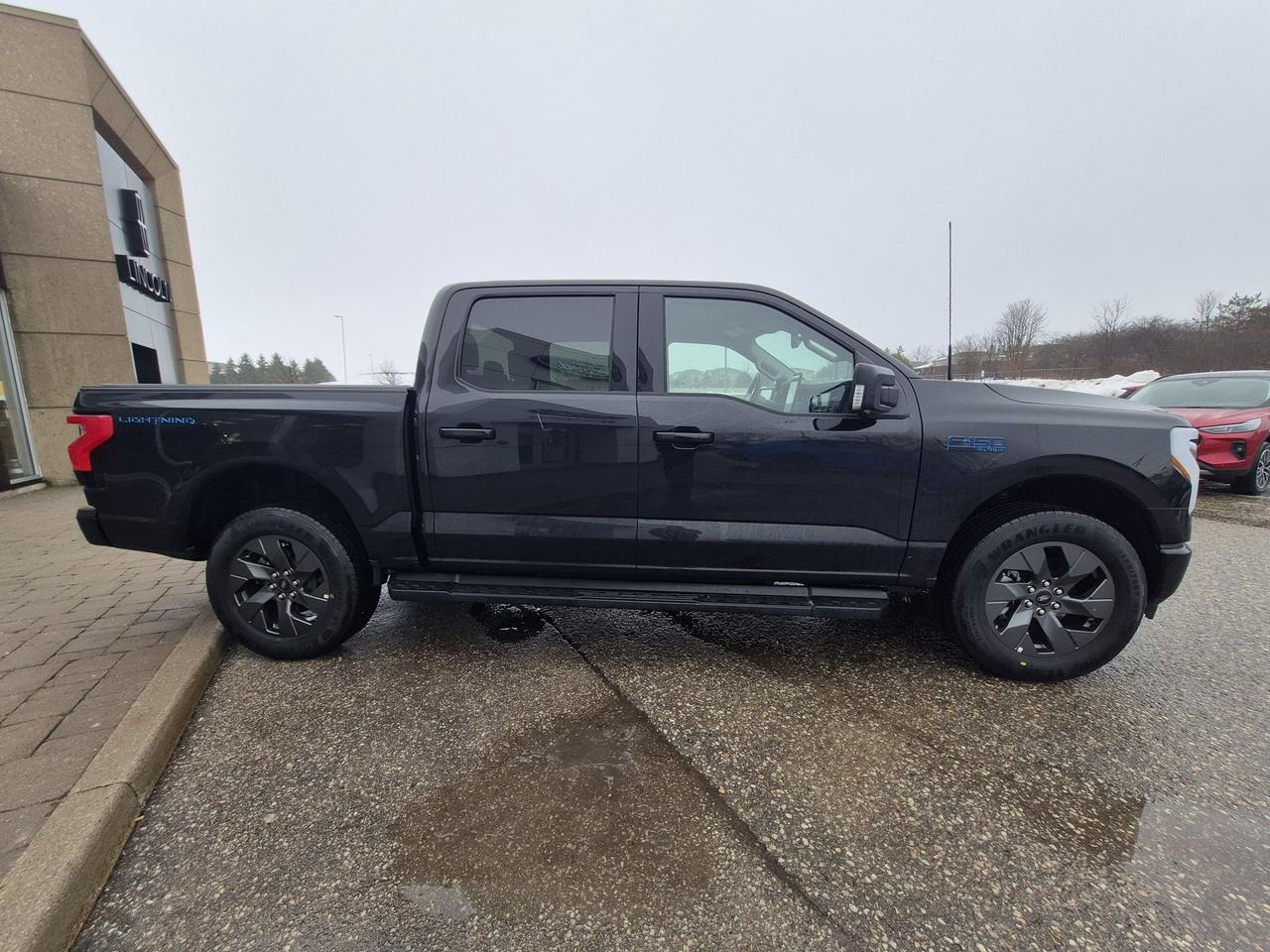 2025 Ford F-150 Lightning FLASH! EXTENDED RANGE! 20" RIMS, CLEAN CAR FAX! Photo3