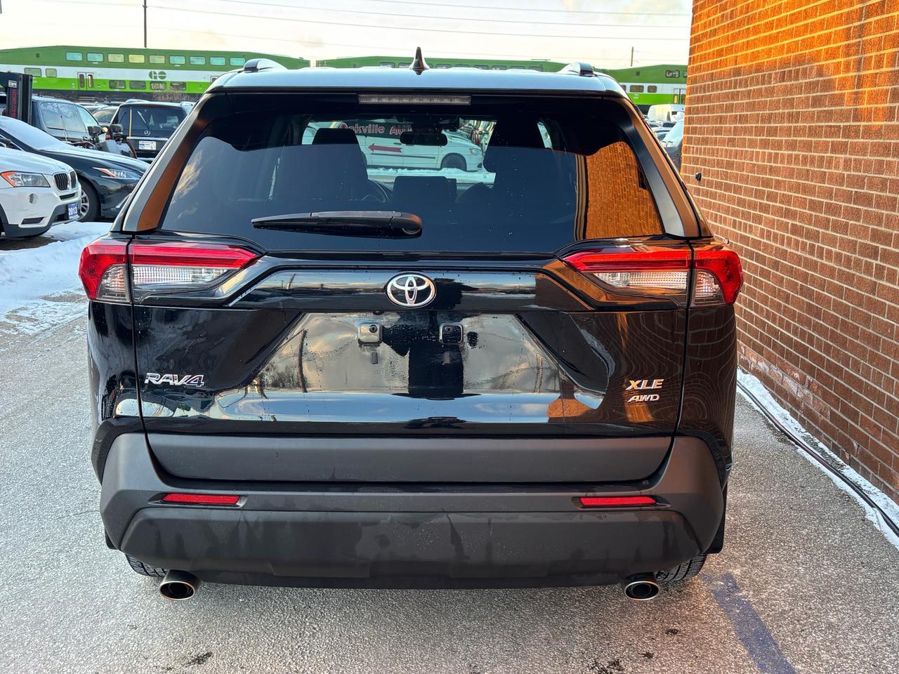 2022 Toyota RAV4 XLE AWD Photo4