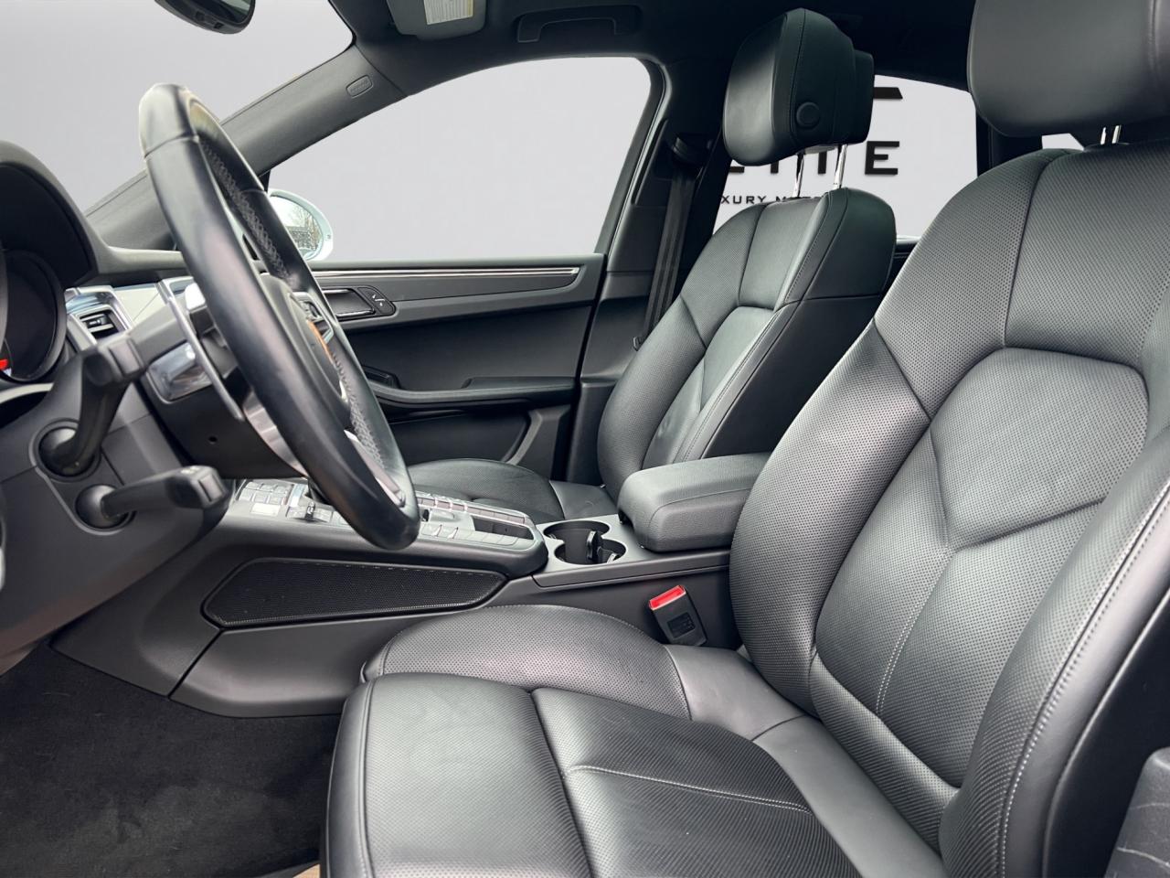 2018 Porsche Macan SPORT UTILITY - AWD - Navigation - Leather - Sunroof !! Photo