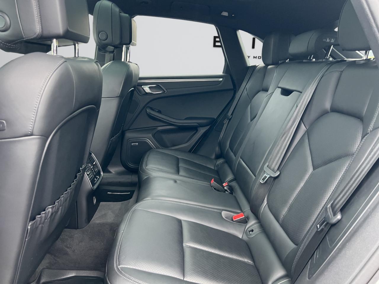 2018 Porsche Macan SPORT UTILITY - AWD - Navigation - Leather - Sunroof !! Photo