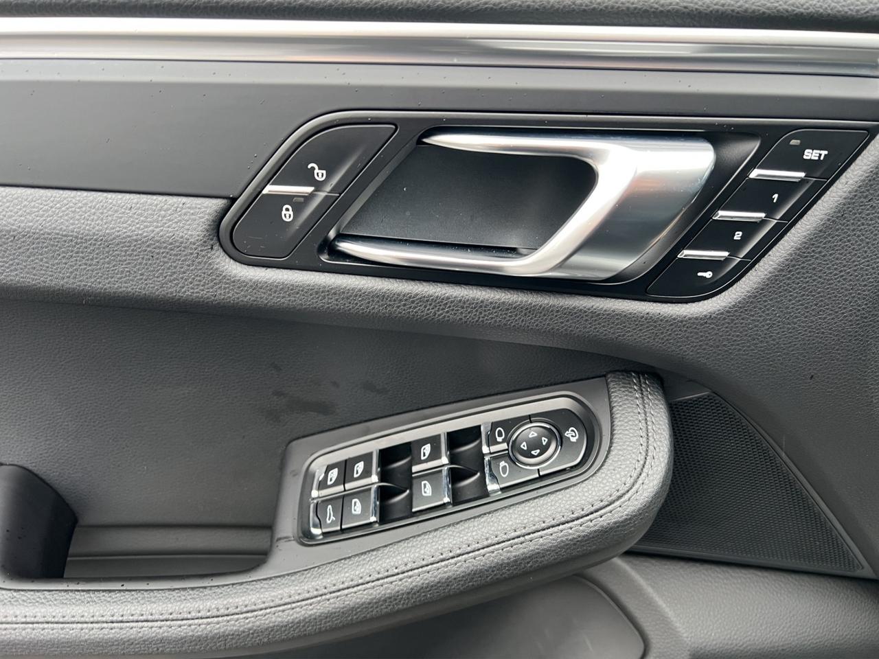 2018 Porsche Macan SPORT UTILITY - AWD - Navigation - Leather - Sunroof !! Photo