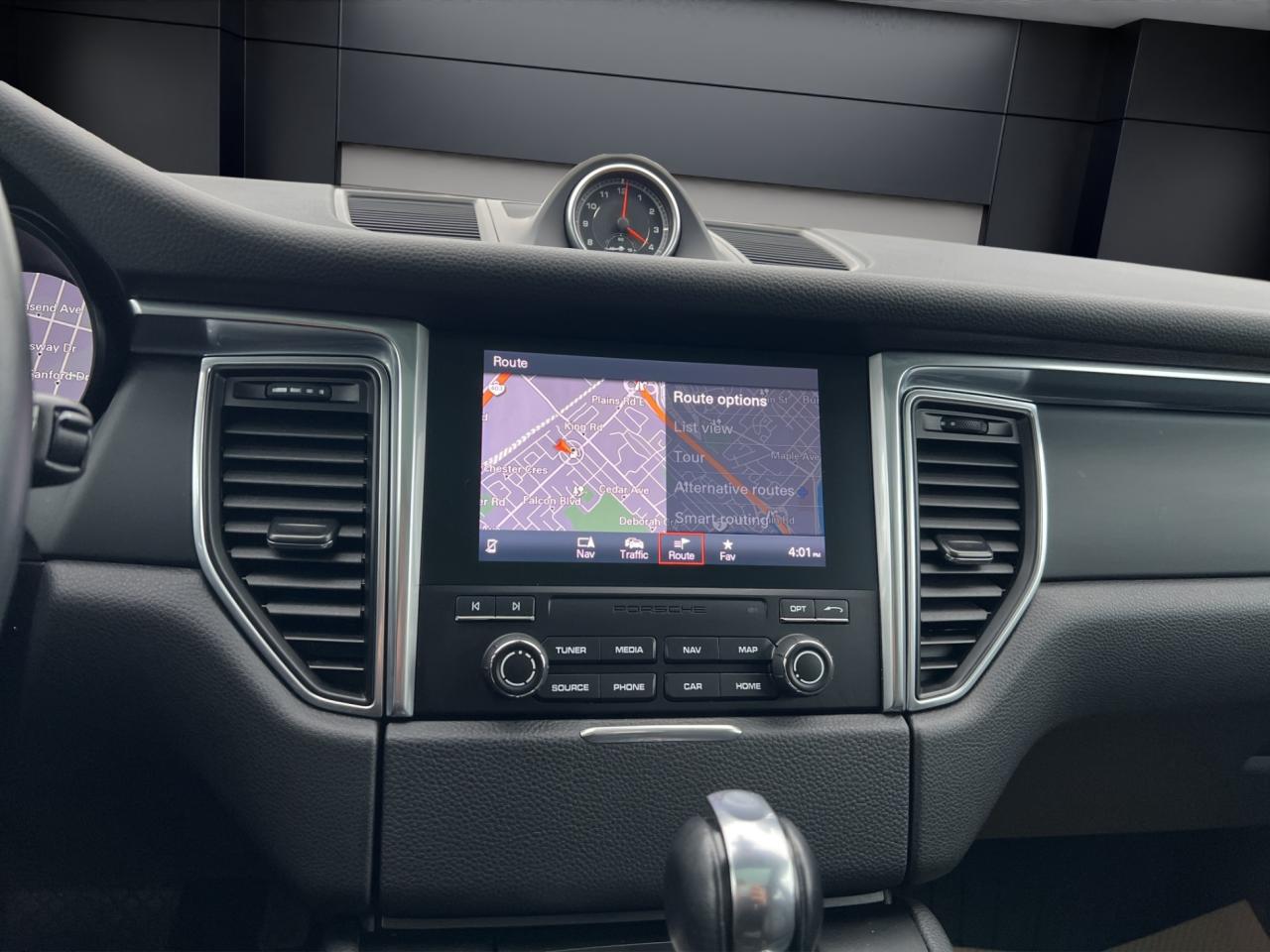 2018 Porsche Macan SPORT UTILITY - AWD - Navigation - Leather - Sunroof !! Photo